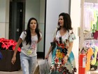 Fátima Bernardes passeia com uma das filhas em shopping no Rio