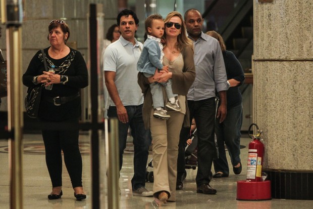 Eliana com o filho Arthur e o marido Joao Marcelo Boscoli (Foto: Manuela Scarpa /Foto Rio News)
