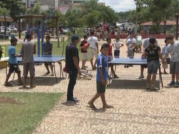 Crianças participaram de atividades recreativas montadas na praça central do Paranoá (Foto: Reprodução/Tv Globo)