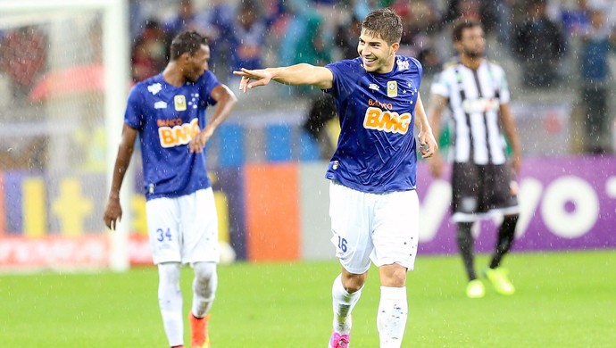 Lucas Silva comemoração jogo Cruzeiro x Figueirense (Foto: Cristiane Mattos / Futura Press)