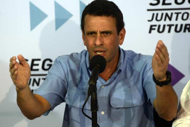O oposicionista Henrique Capriles dá entrevista nesta terça-feira (8) em Caracas (Foto: AFP) O oposicionista Henrique Capriles dá entrevista nesta terça-feira (8) em Caracas (Foto: AFP)