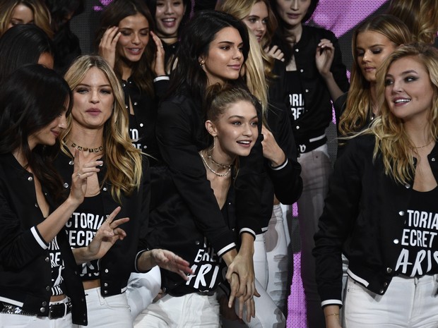 Kendall Jenner e Gigi Hadid em sessão de fotos em Paris, na França (Foto: Martin Bureau/ AFP)