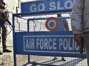Forças de segurança indianas guardam área próxima da base da Força Aérea, alvo de um ataque na madrugada deste sábado (2) em Pathankot (Foto: Channi Anand/AP Photo) Forças de segurança indianas guardam área próxima da base da Força Aérea, alvo de um ataque na madrugada deste sábado (2) em Pathankot (Foto: Channi Anand/AP Photo)