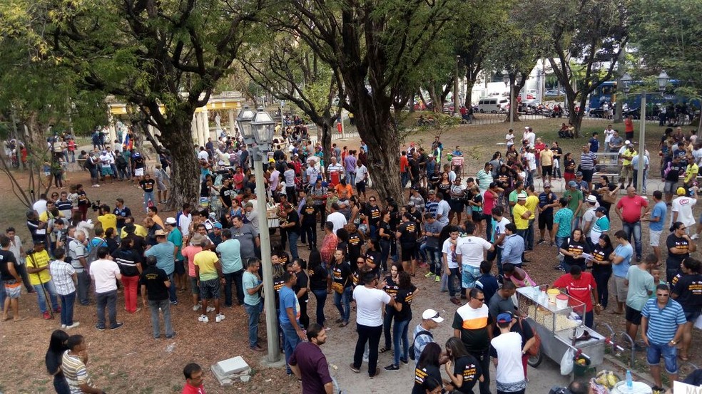 Participantes do ato se concentraram na Pra&ccedil;a do Derby, no Centro do Recife (Foto: Marina Meireles/G1)
