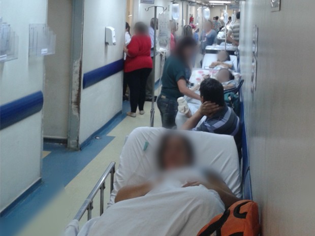 G1 Pacientes estão internados nos corredores de hospital em Jundiaí