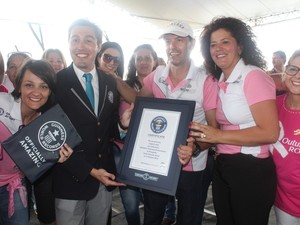 Juiz do Guinness reconheceu a camiseta catarinense como a maior do mundo (Foto: Karoline Golçanves/Divulgação)