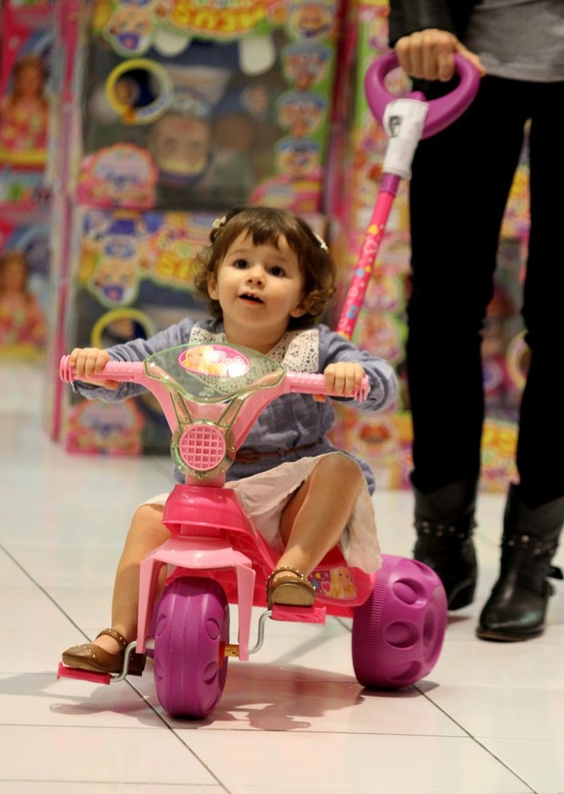 Fernanda Pontes passeia com a filha em shopping do Rio (Foto: Henrique Oliveira / Foto Rio News)