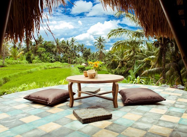 Casa de bambu tem vista para os arrozais da Indonésia (Foto: Airbnb/ Reprodução)