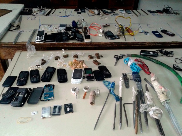 Drogas, celulares e facas artesanais foram apreendidos durante revista feita nesta manhã no Pereirão (Foto: Divulgação/Coape-RN)