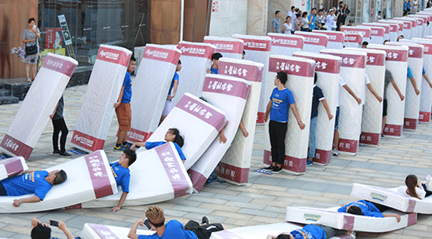 China bate recorde de maior dominó humano com colchões (Foto: Guinness World Records/YouTube)