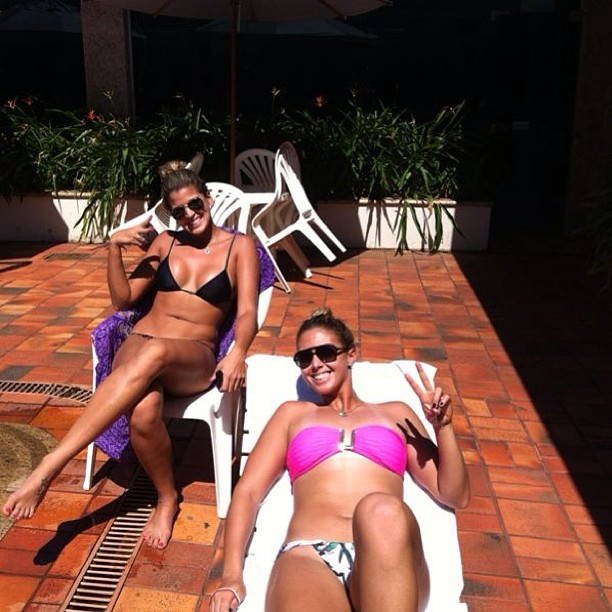 Mari Paraíba e Natasha Valente tomam sol e comemoram vitória em Roraima (Foto: Reprodução/Facebook)