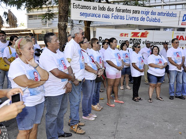 Grupo protestou contra morte de feirante nesta segunda-feira (17) (Foto: Rayane Alves/ G1)