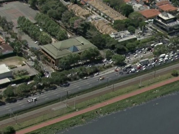 Helicópetero da PM quebra e fecha pista local da Marginal Pinheiros sentido Castello Branco (Foto: Reprodução/TV Globo)