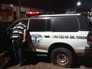 Policial contabiliza estragos em viatura após ataque de grupo armado (Foto: Divulgação/ Polícia Civil)