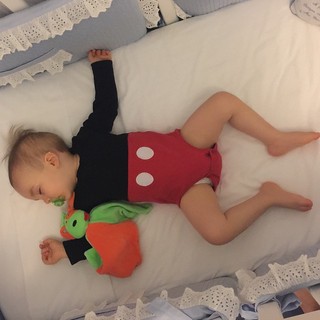 Filho de Ana Hickmann tira cochilo antes da festinha (Foto: Reprodução/Instagram)