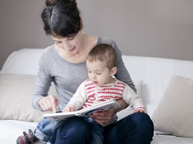   Pais devem ler para estimular aquisição da linguagem e habilidades de comunicação, segundo Associação Americana de Pediatria (Foto: B. Boissonnet/BSIP)