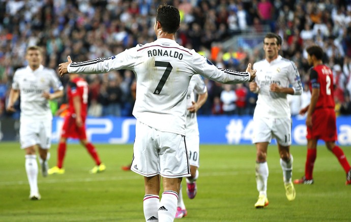 Cristiano ronaldo comemora gol do Real Madrid contra o Sevilla (Foto: Agência AP)