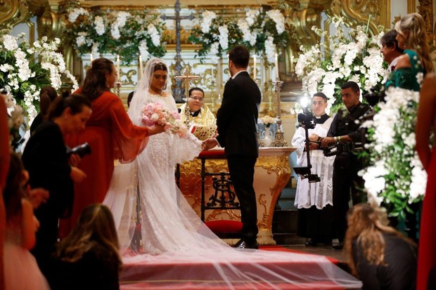 Vestido de noiva de Preta Gil tem 50 mil pérolas e renda chantilly francesa (Foto: Ag. News) Vestido de noiva de Preta Gil tem 50 mil pérolas e renda chantilly francesa (Foto: Ag. News)