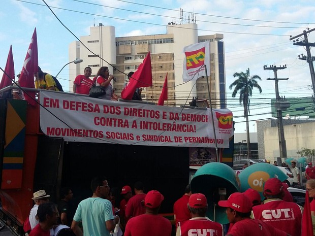 Manifestantes fazem discursos em carro de som e lembram que o ato ocorre em todo o Brasil nesta quinta (20) (Foto: Thays Estarque/G1)