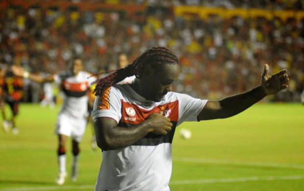 Sport x Flamengo - Vagner Love (Foto: Aldo Carneiro/Pernambuco Press)