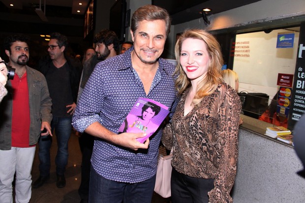 Edson Celulari com a namorada na estreia da peça &quot;JIM&quot; (Foto: Alex Palarea / AgNews)