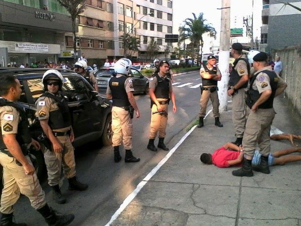 G1 Polícia recupera carro roubado após perseguição em Juiz de Fora