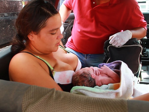 Bebê nasceu dentro de carro no Centro de João Pessoa na manhã desta terça-feira (8) (Foto: Walter Paparazzo/G1)