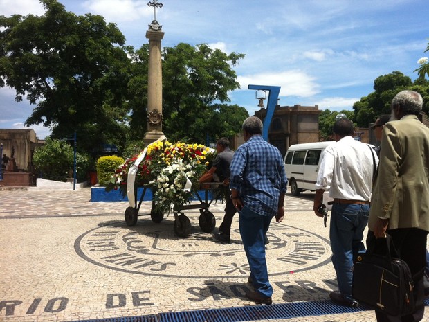 Milton Gonçalves acompanhou o enterro no Cemitério São Francisco Xavier, no Caju, na Zona Portuário do Rio (Foto: José Raphael Berrêdo/G1)