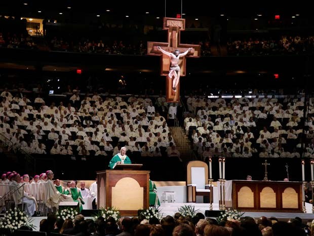 Papa celebra missa para 20 mil pessoas no Madison Square Garden, em Nova York (Foto: REUTERS/AP Photo/Julie Jacobson/Pool)