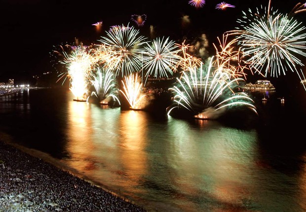 Uma panorâmica da queima de fogos de Copacabana no último Réveillon: agora são esperadas 2 milhões de pessoas (Foto: Divulgação)