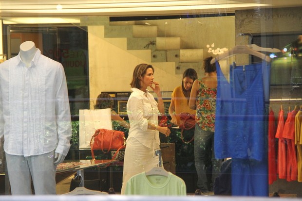 Guilhermina Guinle e marido em Shopping do RJ (Foto: Daniel Delmiro / AgNews)