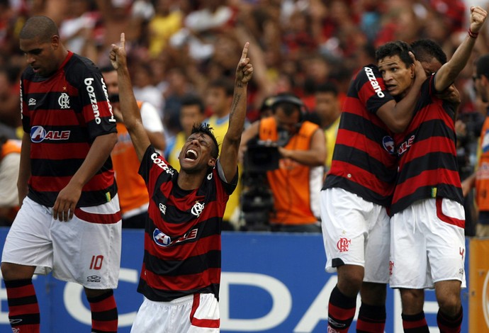 Ronaldo Angelim gol Flamengo x Grêmio 2009 (Foto: EFE)