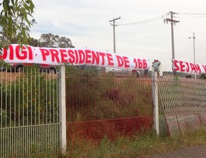 Torcedores do Inter fazem protesto no Beira-Rio contra o presidente Luigi (Foto: Tomas Hammes / GLOBOESPORTE.COM)