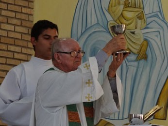 Padre Humberto celebrando uma missa na cidade de Bezerros, PE (Foto: Priscila Miranda / G1)