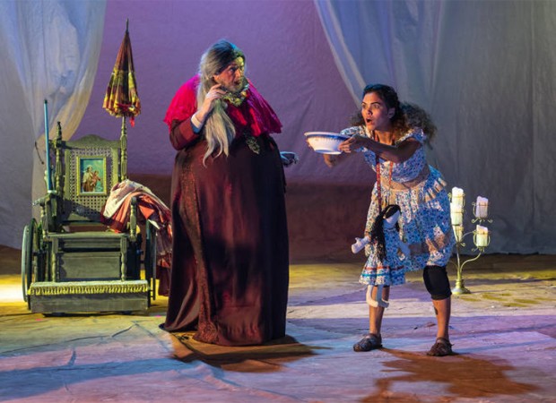 Celso Frateschi e Giovana Cordeiro em cena de Erêndira (Foto: Divulgação) Celso Frateschi e Giovana Cordeiro em cena de Erêndira (Foto: Divulgação)