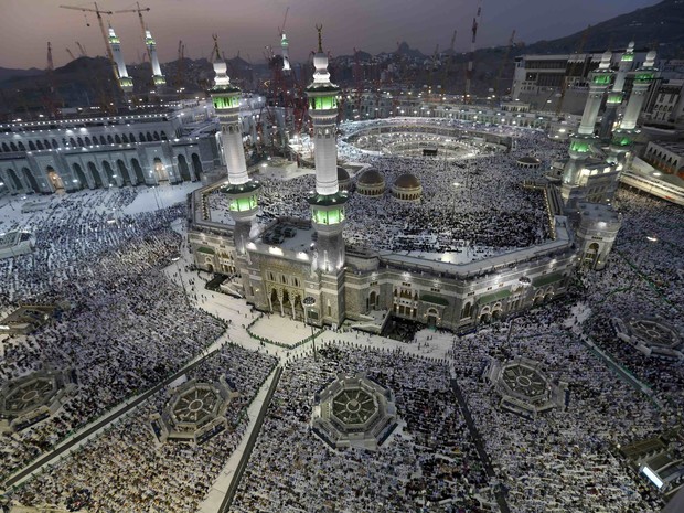 Milhares de muçulmanos se reuniram neste sábado (27), em Meca, na Arábia Saudita, durante tradicional peregrinação anual (Foto: REUTERS/Muhammad Hamed)