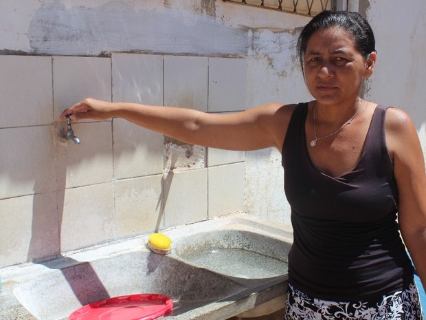 Dona de casa diz que vai até um sítio do irmão para poder lavar as roupas devido o problema (Foto: Gil Oliveira/G1)