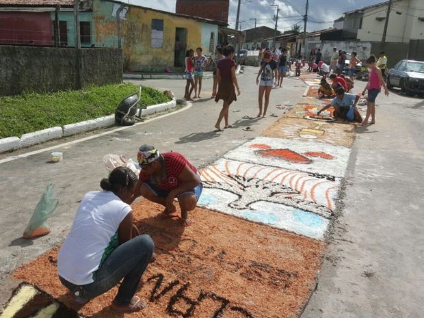 Comunidade decora tapete em Nossa Senhora Rosa Mística (Foto: Samuel Cunha/Arquivo Pessoal) Comunidade decora tapete em Nossa Senhora Rosa Mística (Foto: Samuel Cunha/Arquivo Pessoal)