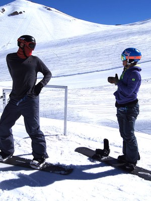 Chris Robanske e Maelle Ricker, do Canadá, treino snowboard o Valle Nevado (Foto: Leo Velasco)