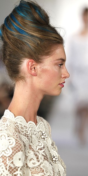 Cabelos colorido - Desfile de Oscar De La Renta (Foto: Getty Images) Cabelos colorido - Desfile de Oscar De La Renta (Foto: Getty Images)