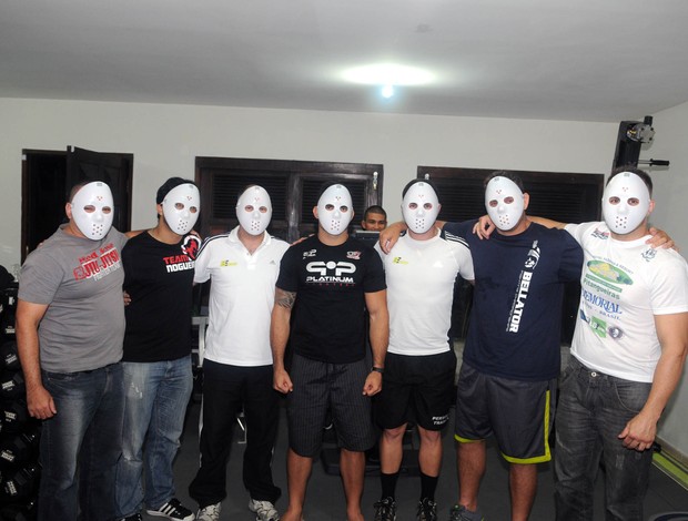 Equipe Rony Jason máscara (Foto: André Durão / Globoesporte.com)