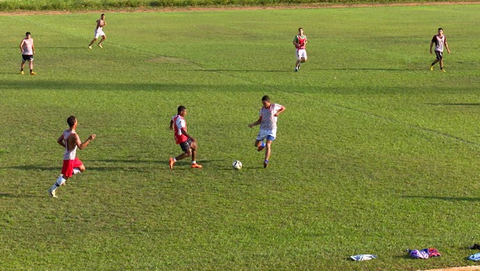 Galdino, de cinza na disputa pela bola, tenta vaga no GEC (Foto: Júnior Freitas)