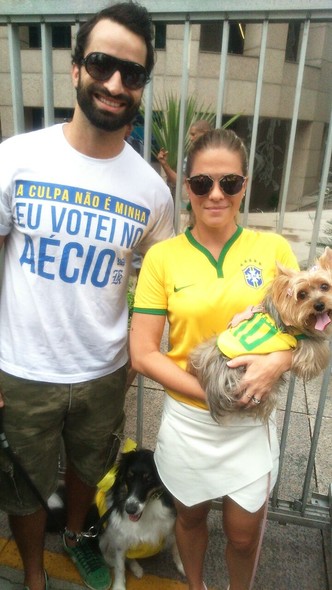 O executivo Henrique Dias e sua esposa, Alessandra, acompanhados dos dois cachorros. Com roupa do Sergio K, defendem o impeachment