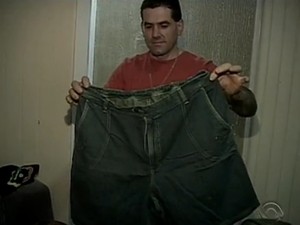 Genésio mostra orgulhoso antiga peça de roupa que usava quando pesava 140 quilos (Foto: Reprodução RBS TV)