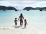 Priscila Pires mostra corpão malhado na companhia dos filhos em praia 