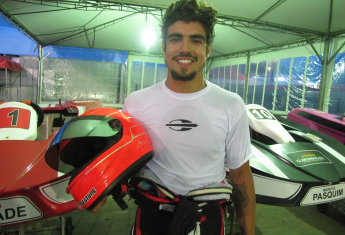 O ator global Caio Castro disputa Kart dos Artistas com réplica de capacete de Schumacher (Foto: Túlio Moreira)