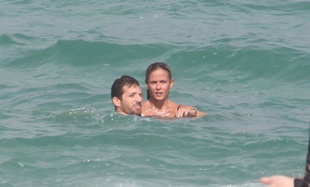 Fernanda de Freitas foi a praia da Barra da Tujuca com o namorado (Foto: Marcus Pavão/Agnews)