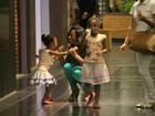 Glória Maria se diverte com as filhas em shopping no Rio