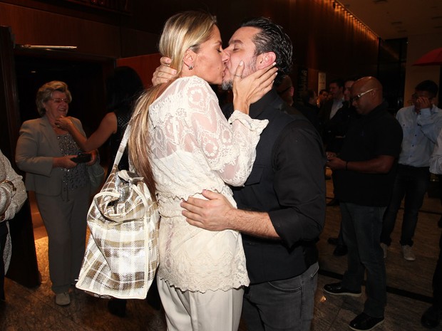 Adriane Galisteu dá beijão no marido, Alexandre Iódice (Foto: Manuela Scarpa/Foto Rio News)