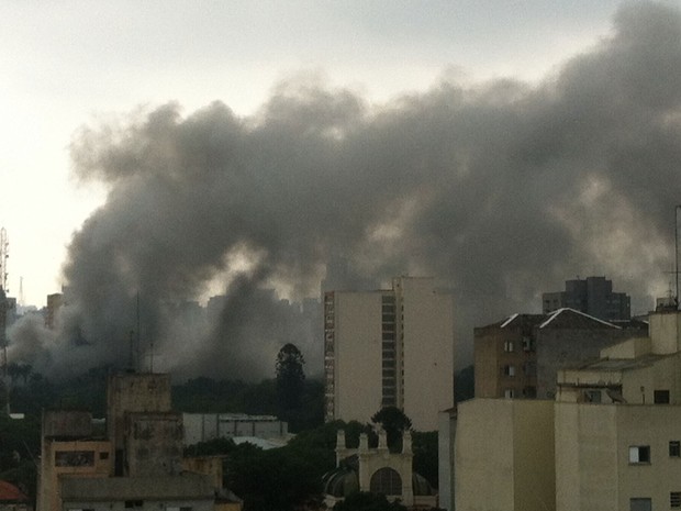 Foto tirada na região central mostra a fumaça provocada pelo incêndio (Foto: Luciana Rossetto/G1)